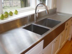 How to Clean a Bathroom Countertop